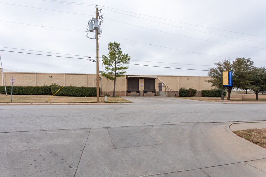 More Photos Of 2200 5th St, Wichita Falls Warehouse For Sale