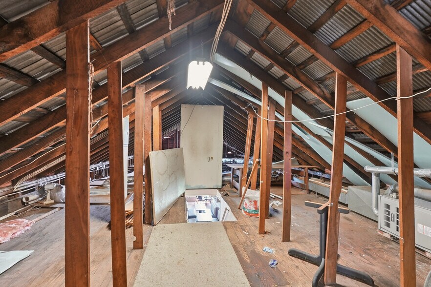 More Photos Of 31 S Front St, Burbank Storefront Retail Residential For Sale