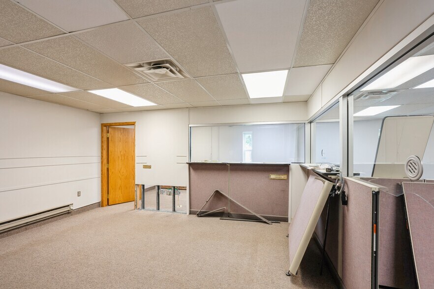 More Photos Of 202-210 W State St, Marshalltown Office For Sale