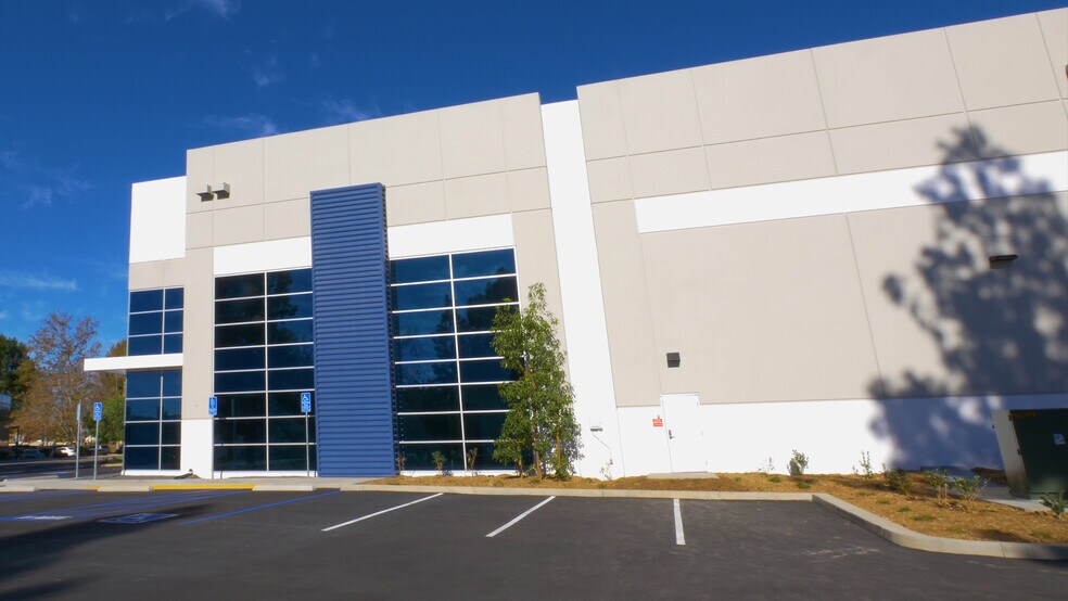 More Photos Of 1998 Surveyor Ave, Simi Valley Warehouse For Lease