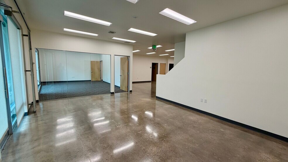 More Photos Of 18320-18330 Oxnard St, Tarzana Unknown For Lease