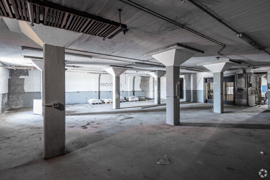 More Photos Of 3240 W Lawrence Ave, Chicago Showroom For Lease