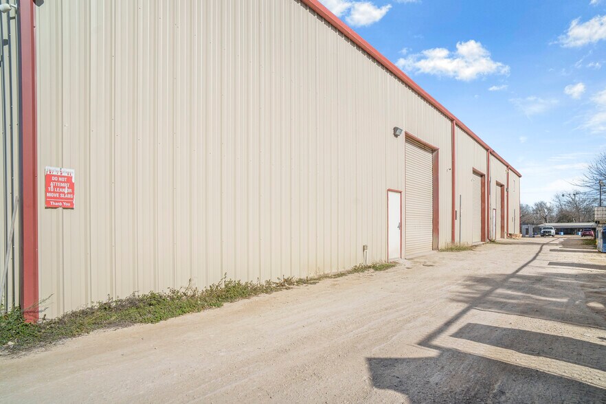 More Photos Of 18230 Bracken Dr, San Antonio Industrial For Sale