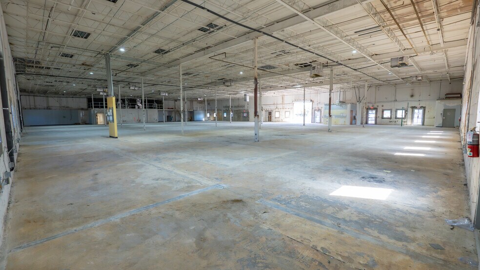 More Photos Of 2140 W Washington St, Orlando Distribution For Lease