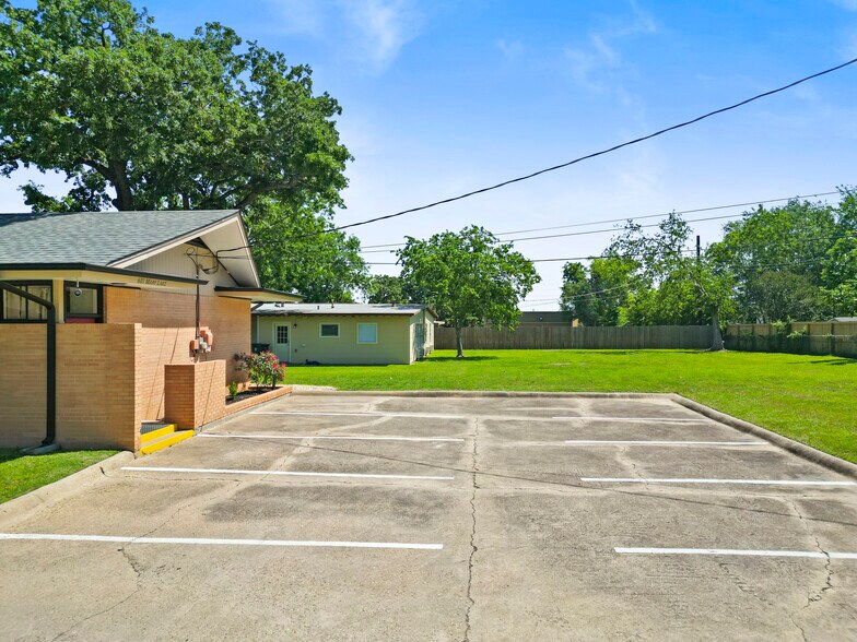 More Photos Of 601 Mary Lake Dr, Bryan Office Residential For Lease