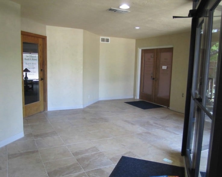 More Photos Of 726 Dalworth St, Grand Prairie Office For Sale