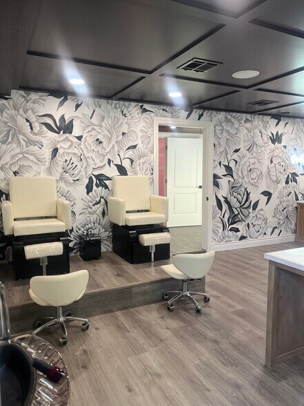 More Photos Of 911 E MacArthur St, Shawnee Showroom For Lease