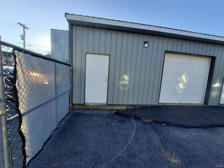 More Photos Of 1611 Spruce St, Easton Flex For Lease