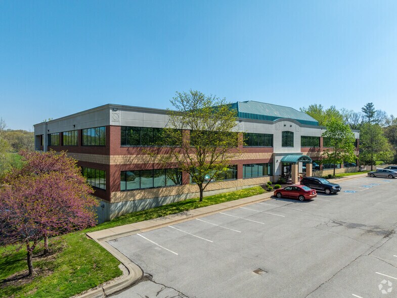 More Photos Of 4770 N Belleview Ave, Kansas City Office For Sale
