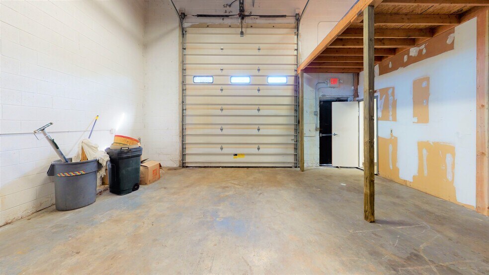 More Photos Of 43 Franklin St, East Hartford Warehouse For Lease