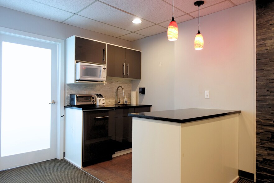 More Photos Of 1026 16th Ave NW, Calgary Storefront Retail Office For Lease