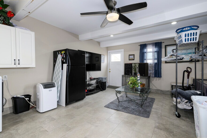 More Photos Of 5001 Pernod Ave, Saint Louis Flex For Sale
