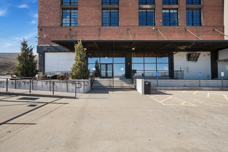 More Photos Of 1600 N Broadway, Saint Louis Manufacturing For Sale