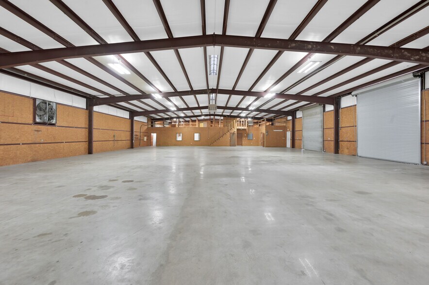 More Photos Of 11322 Neeshaw Dr, Houston Warehouse For Lease