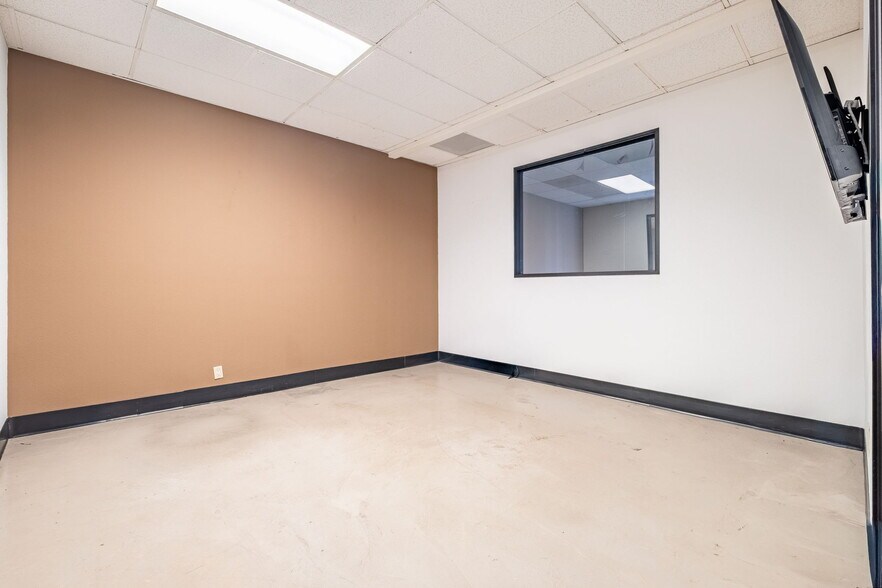 More Photos Of 550 N Golden Circle Dr, Santa Ana Office For Lease