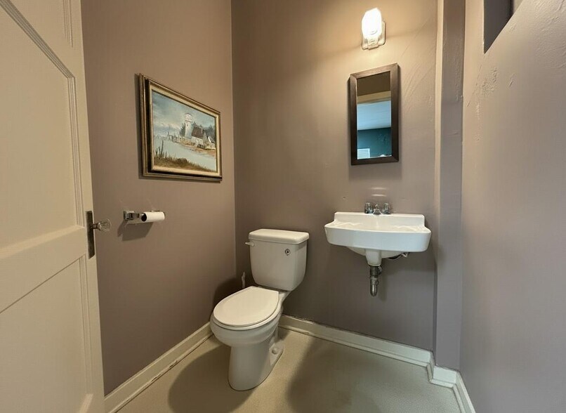 More Photos Of 221 N Houston St, Wharton Office For Sale