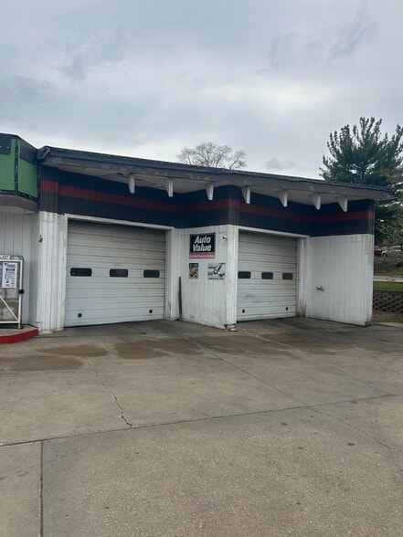 More Photos Of 6400 Douglas Ave, Urbandale Service Station For Lease