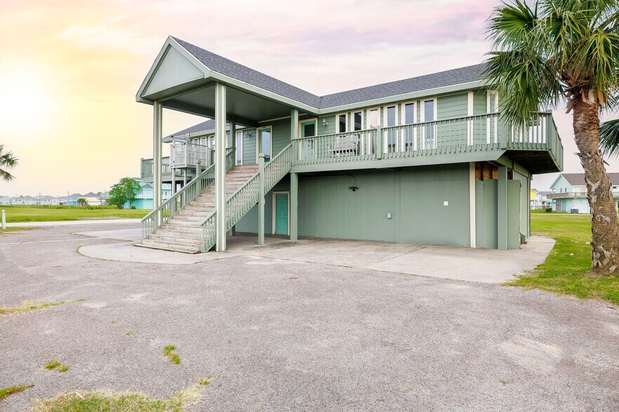 More Photos Of 3120 Hwy 87, Crystal Beach Office Residential For Sale