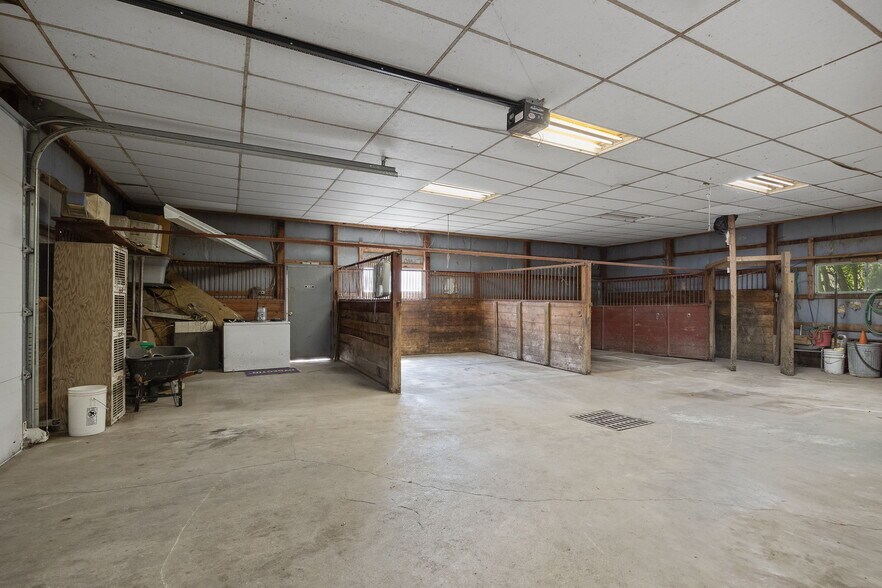 More Photos Of 1302 W US Highway 71, Savannah Industrial For Sale