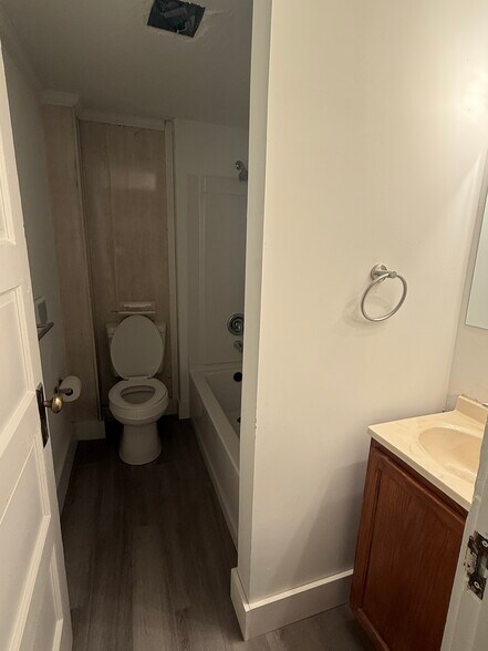 More Photos Of 33 N Washington St, Berkeley Springs Restaurant For Sale