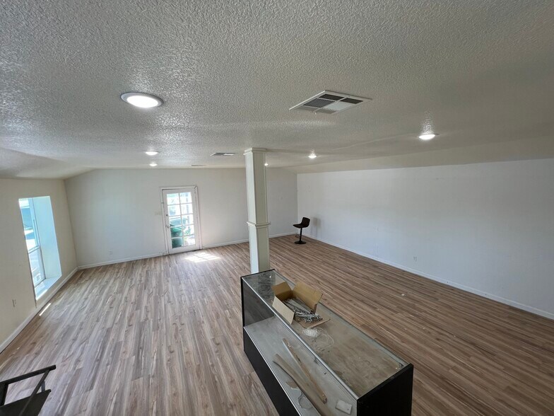 More Photos Of 804 W 2nd St, Taylor Storefront Retail Office For Lease