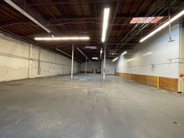 More Photos Of 1917-1921 E Mariposa Ave, El Segundo Warehouse For Lease