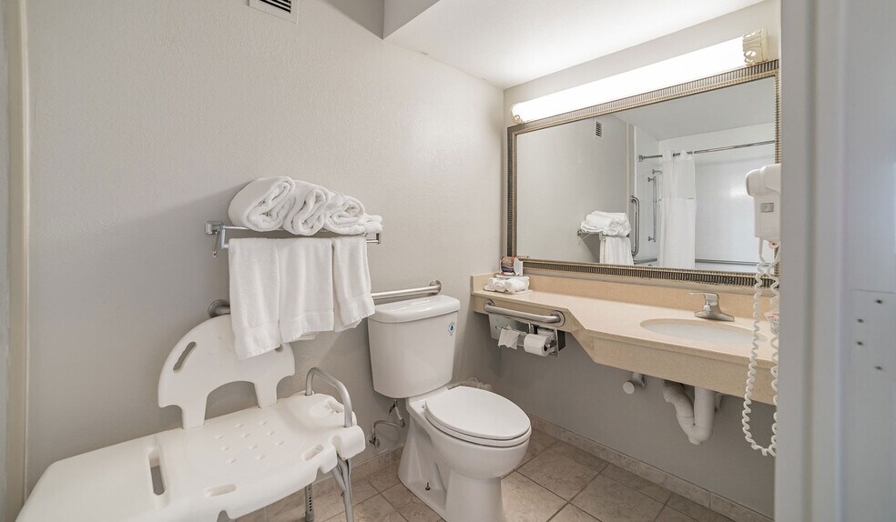 More Photos Of 325 Main St, Keokuk Hotel For Sale