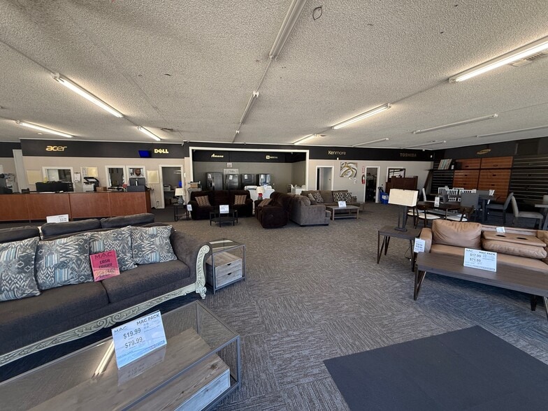 More Photos Of 1404 W Gentry Pky, Tyler Freestanding For Sale