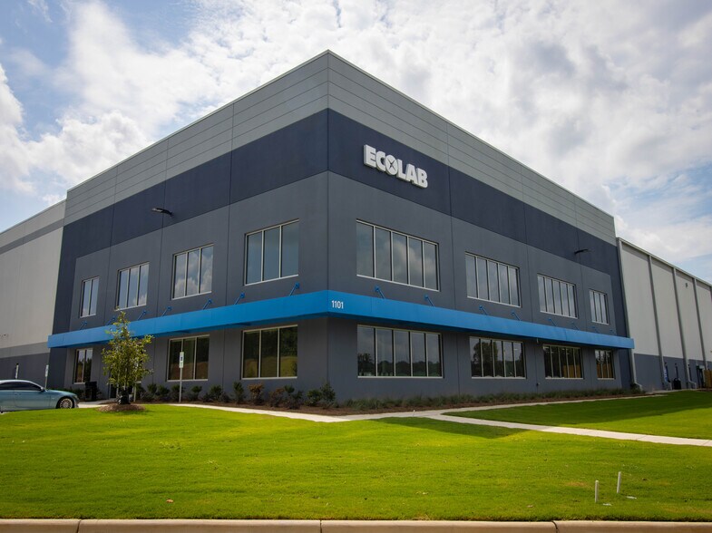 More Photos Of 1101 Gallimore Dairy Rd, High Point Warehouse For Lease