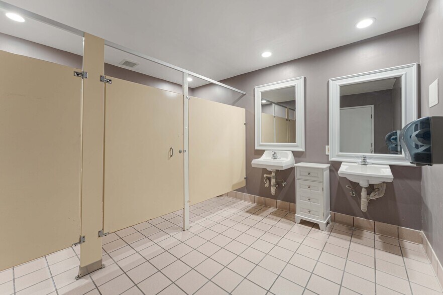 More Photos Of 6265 Van Nuys Blvd, Van Nuys Storefront For Sale