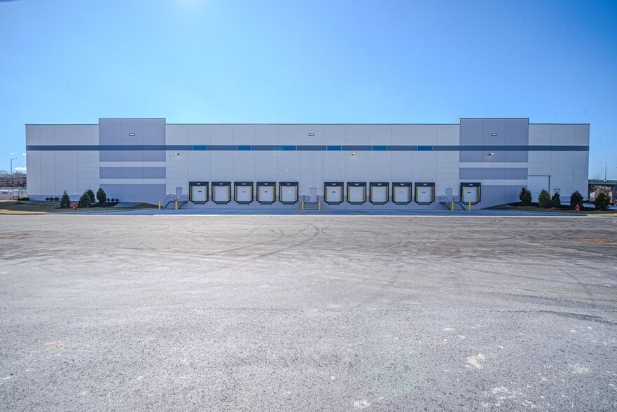 More Photos Of 30 Cross St, Ridgefield Park Distribution For Lease