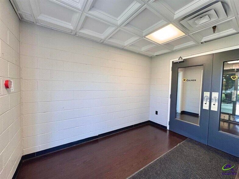 More Photos Of 801 Valley Dr, Perry Distribution For Lease