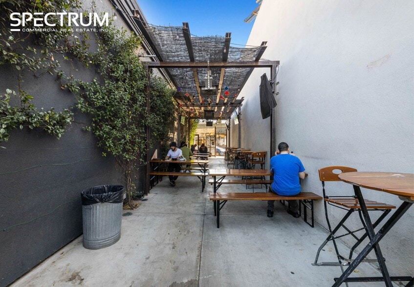 More Photos Of 11419 Santa Monica Blvd, Los Angeles Restaurant For Lease