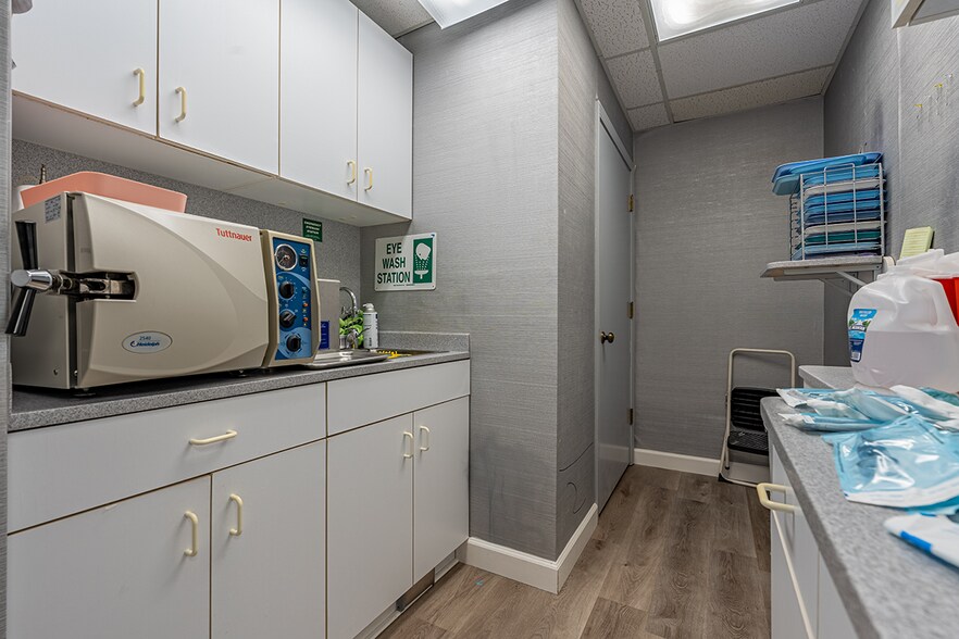 More Photos Of 610 Crystal Point Dr, Crystal Lake Medical For Lease