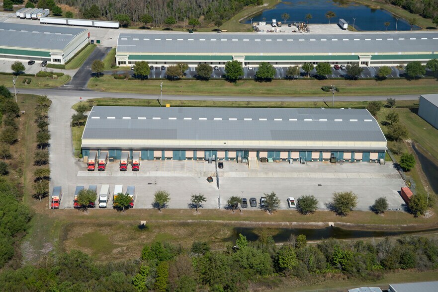 More Photos Of 5030 Gateway Blvd, Lakeland Warehouse For Lease