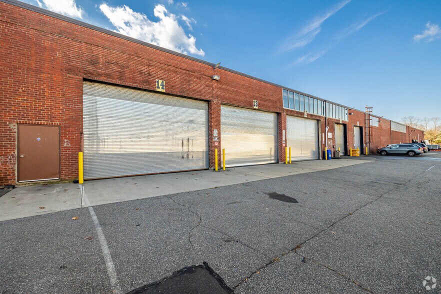 More Photos Of 225 Underhill Blvd, Syosset Warehouse For Lease