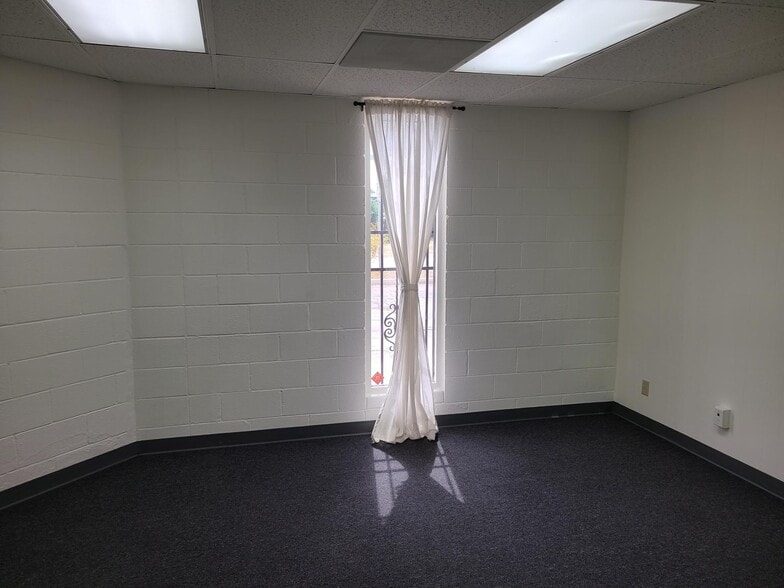 More Photos Of 10605 Chandler Blvd, North Hollywood Warehouse For Lease