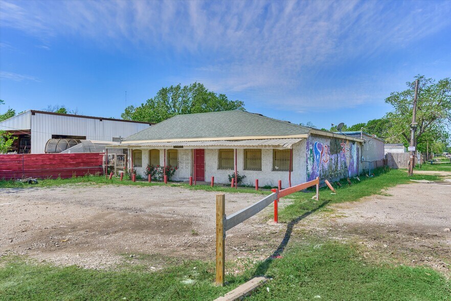 More Photos Of 10935 Aldine Westfield Rd, Houston Bar For Sale