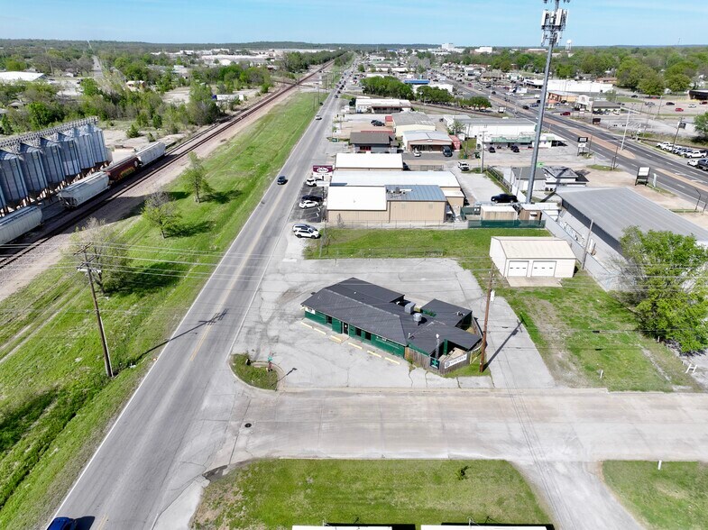 More Photos Of 500 N J. M. Davis Blvd, Claremore Restaurant For Sale