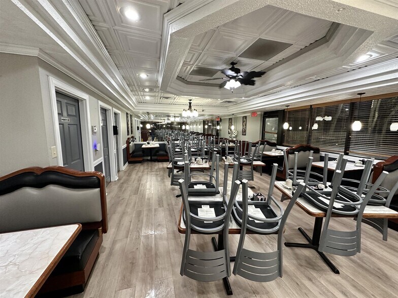 More Photos Of 1427 W Galena Ave, Freeport Freestanding For Sale