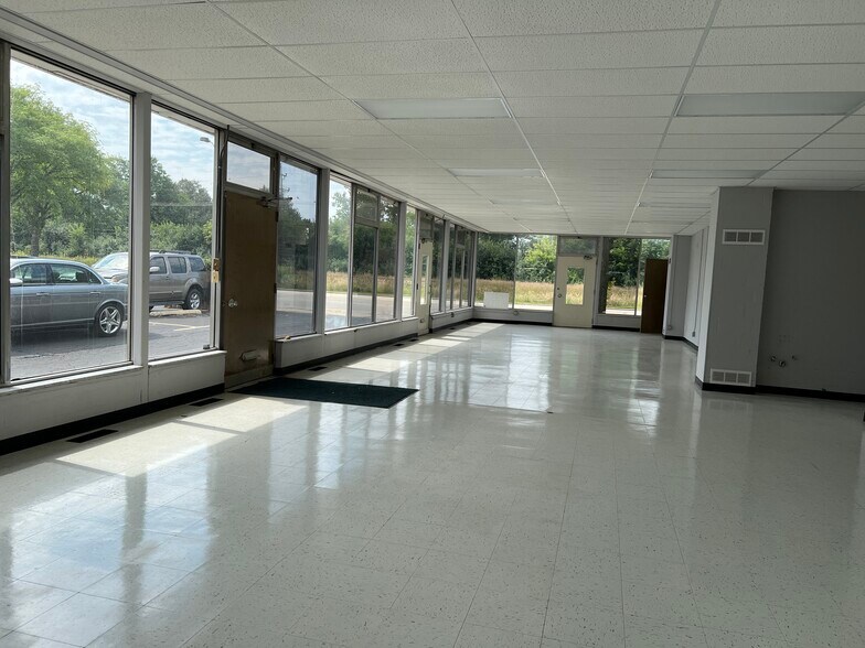 More Photos Of 1612 W Northwest Hwy, Arlington Heights Storefront Retail Office For Sale