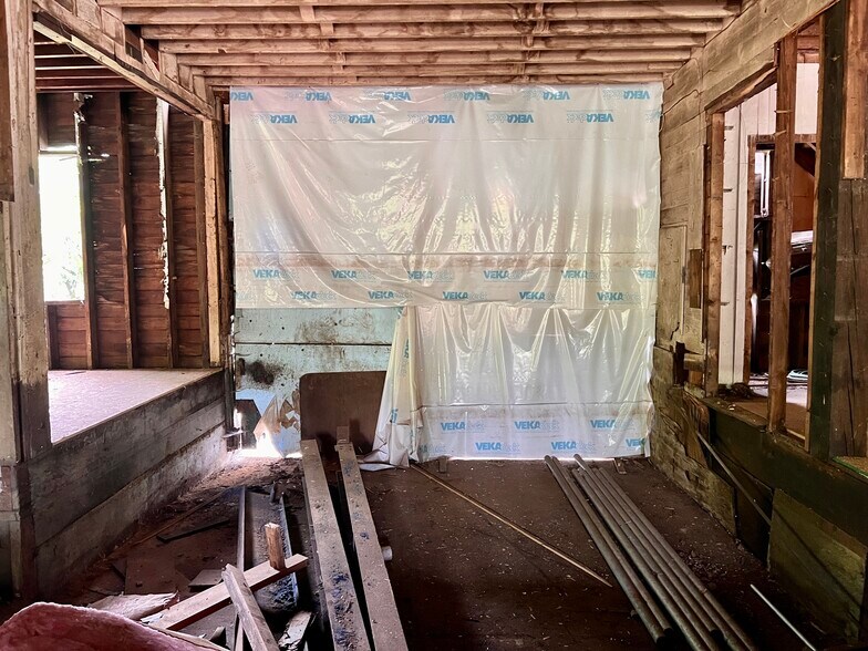 More Photos Of 74 Dambach Ave, Valencia Manufacturing For Lease