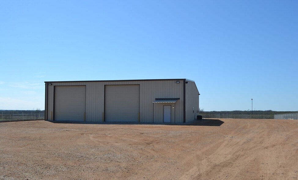 More Photos Of 8157 S State Highway 16, Jourdanton Warehouse For Lease