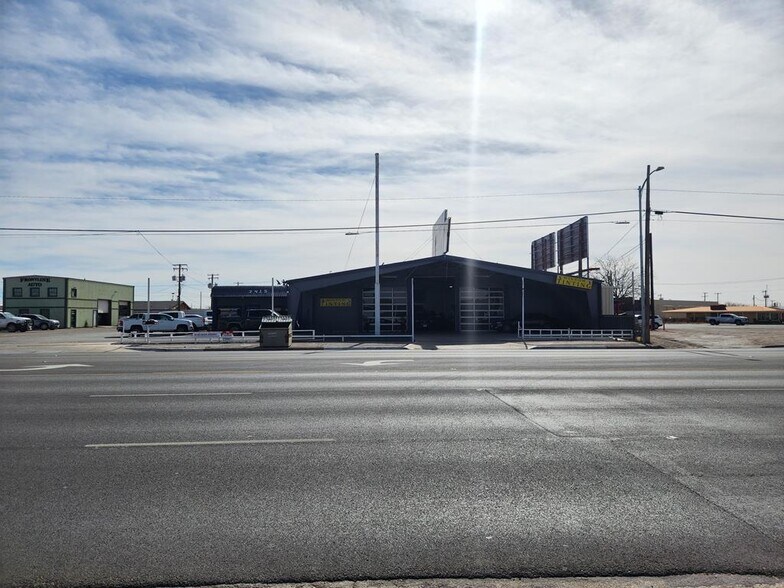 More Photos Of 3415 W Wall St, Midland Flex For Lease