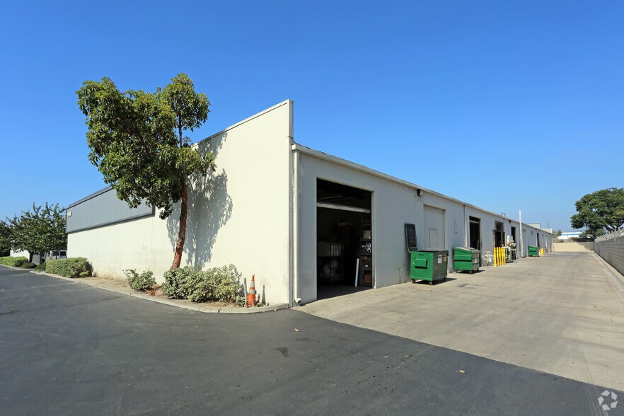 More Photos Of 2000 S Yale St, Santa Ana Warehouse For Lease