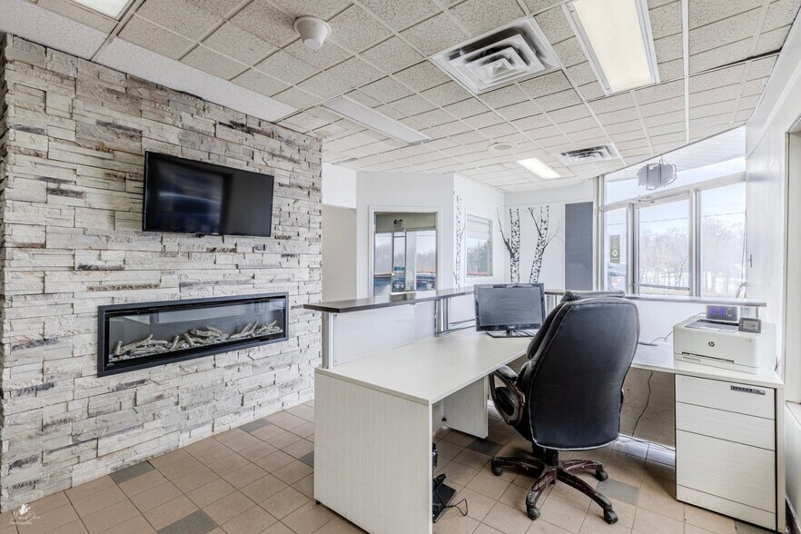 More Photos Of 180 Rue De L'anse S, Beaumont Light Distribution For Sale