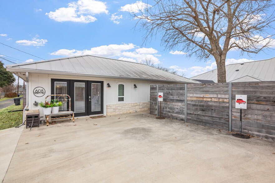 More Photos Of 608 W Morse St, Fredericksburg Specialty For Sale