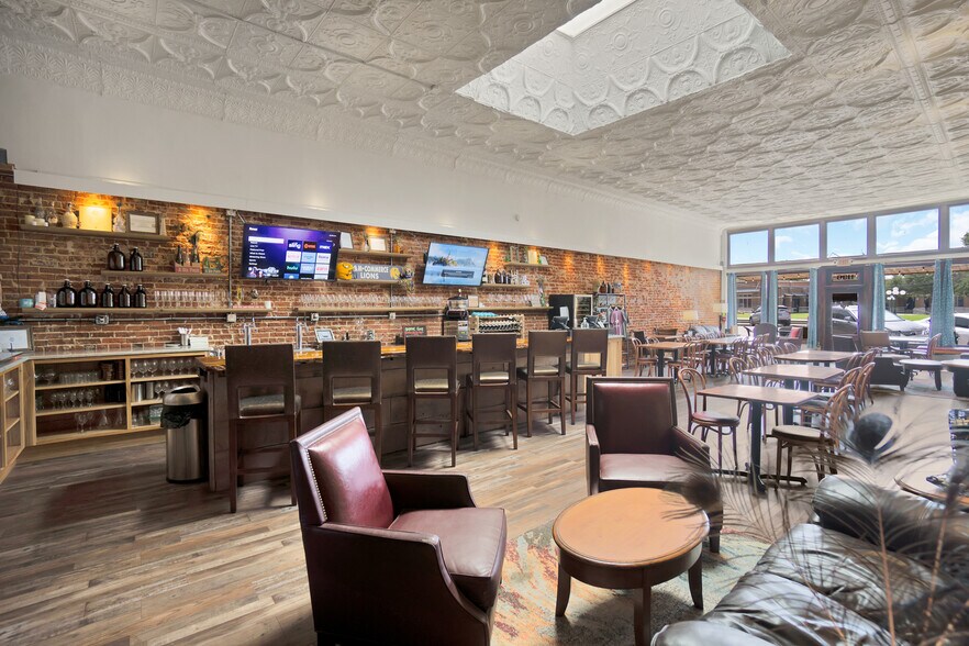 More Photos Of 1136 Main St, Commerce General Retail For Sale