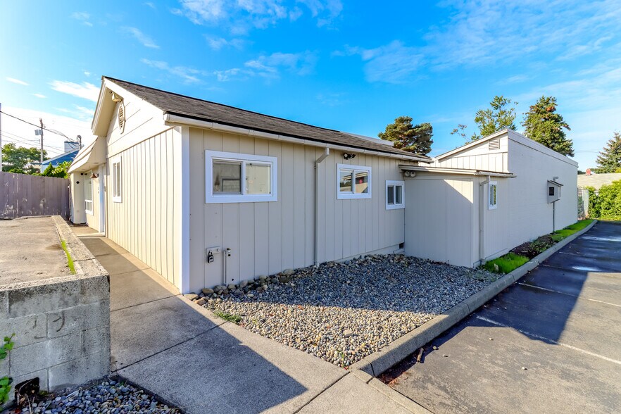 More Photos Of 3838 S Warner St, Tacoma Flex For Lease