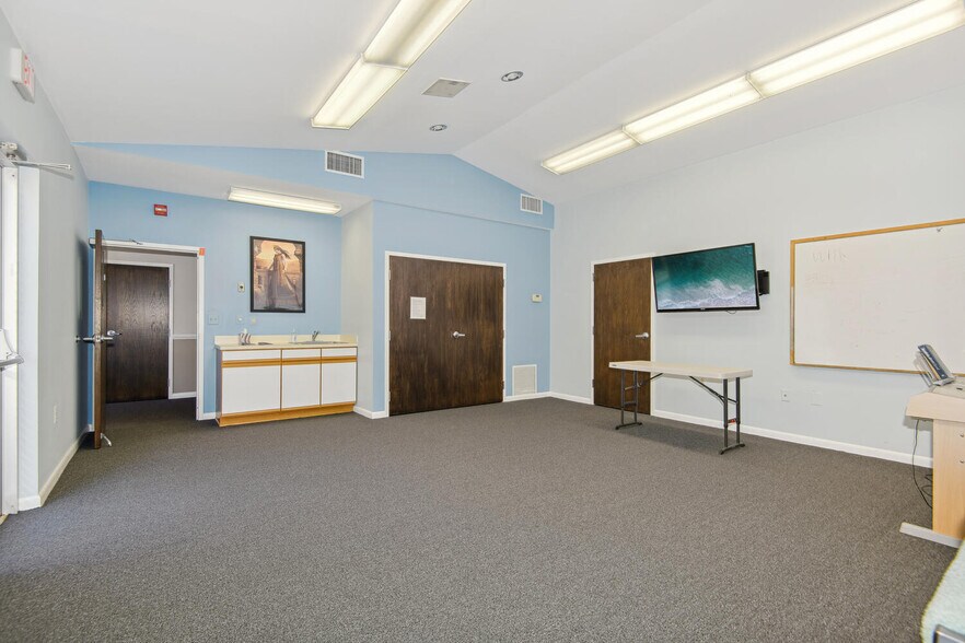 More Photos Of 8225 Barrett Dr, Manassas Religious Facility For Lease
